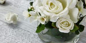 chemin de table blanc, ruban satin et mini bouquet de roses blanches.